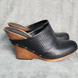 NEW Unworn Gianni Bini Black Leather and Wood Wedge Mules